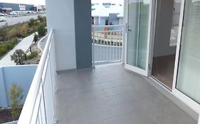 Modern Luxury 1 Bedroom Apartment - Walk To The Shops! Free Wifi