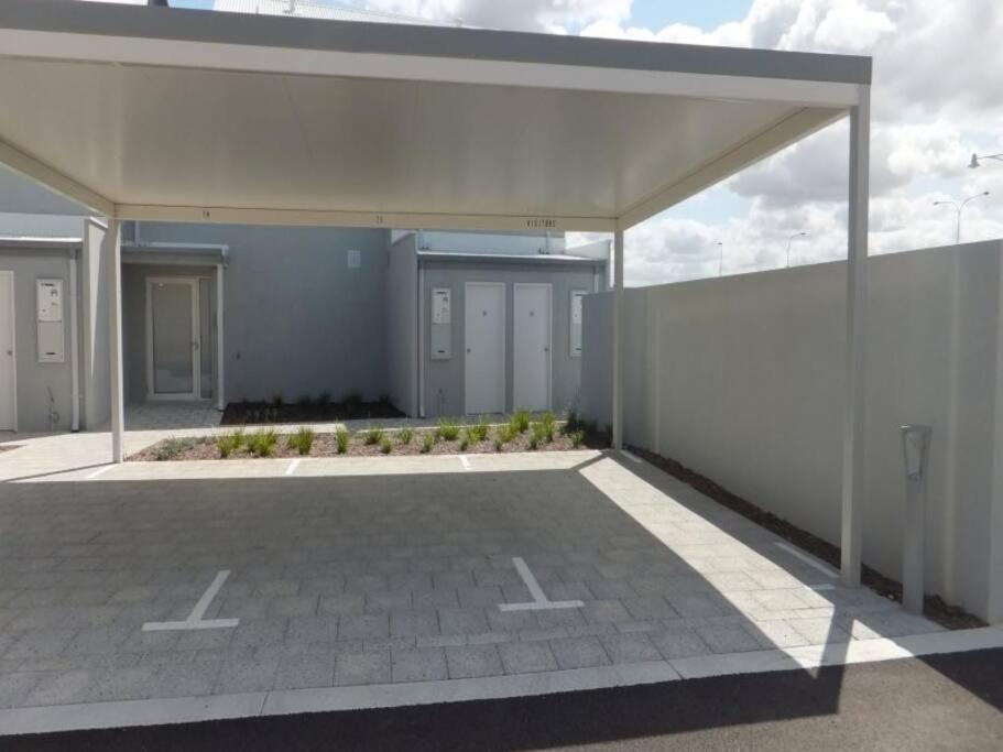 Modern Luxury 1 Bedroom Apartment - Walk To The Shops! Free Wifi Clarkson Exterior photo