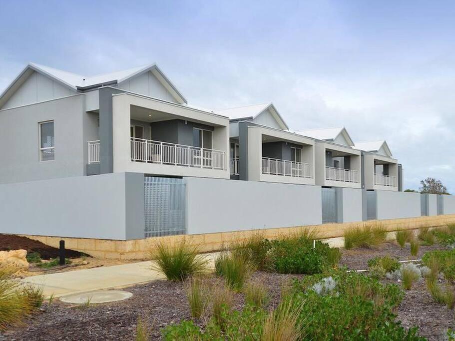 Modern Luxury 1 Bedroom Apartment - Walk To The Shops! Free Wifi Clarkson Exterior photo