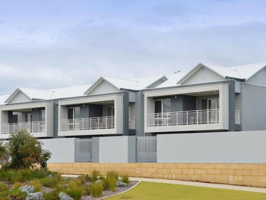 Modern Luxury 1 Bedroom Apartment - Walk To The Shops! Free Wifi Clarkson Exterior photo